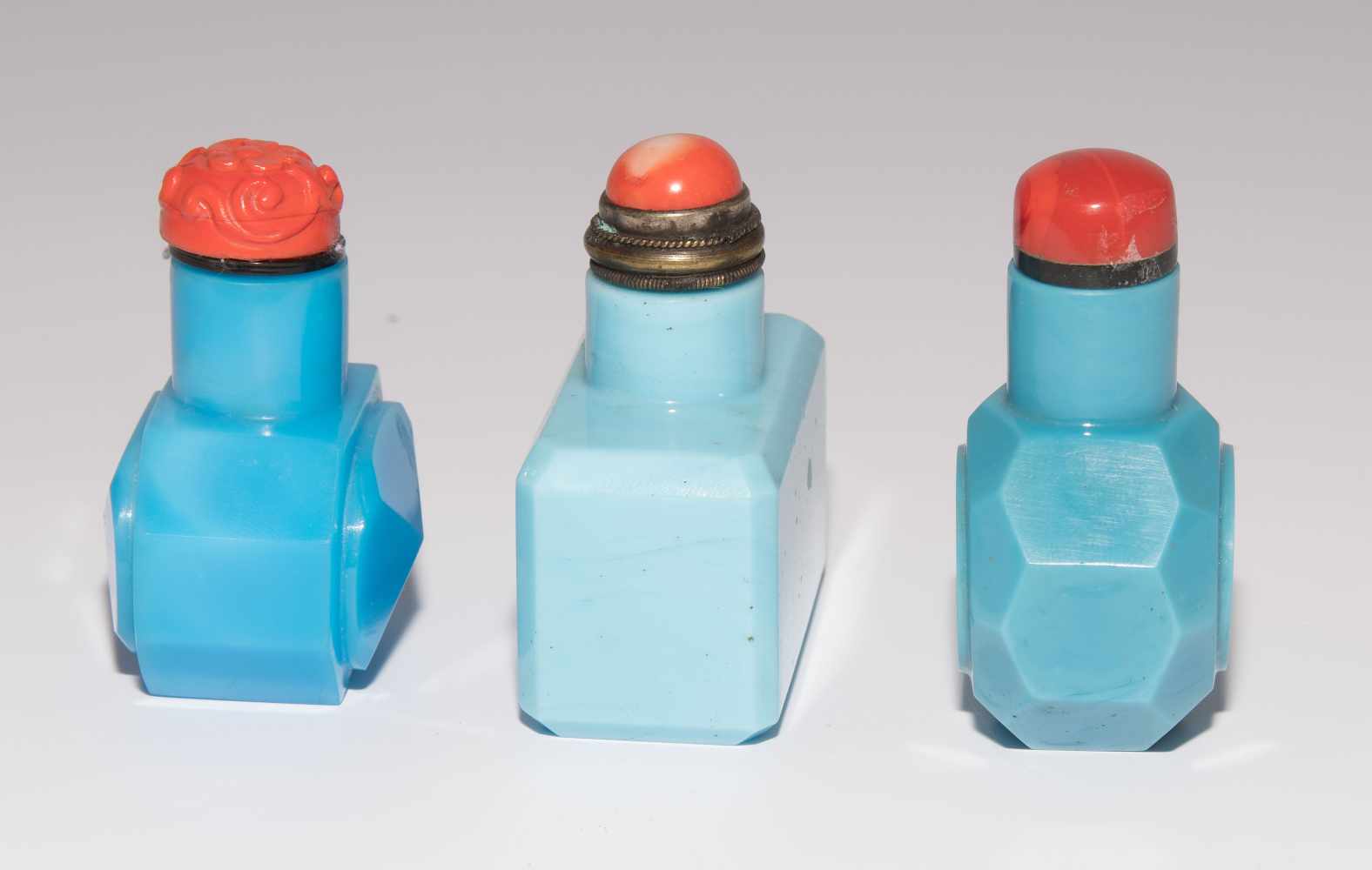 6 Snuff BottlesChina. Opakes Glas in verschiedenen Blautönen. Schliffdekor, Balusterform und - Image 10 of 15