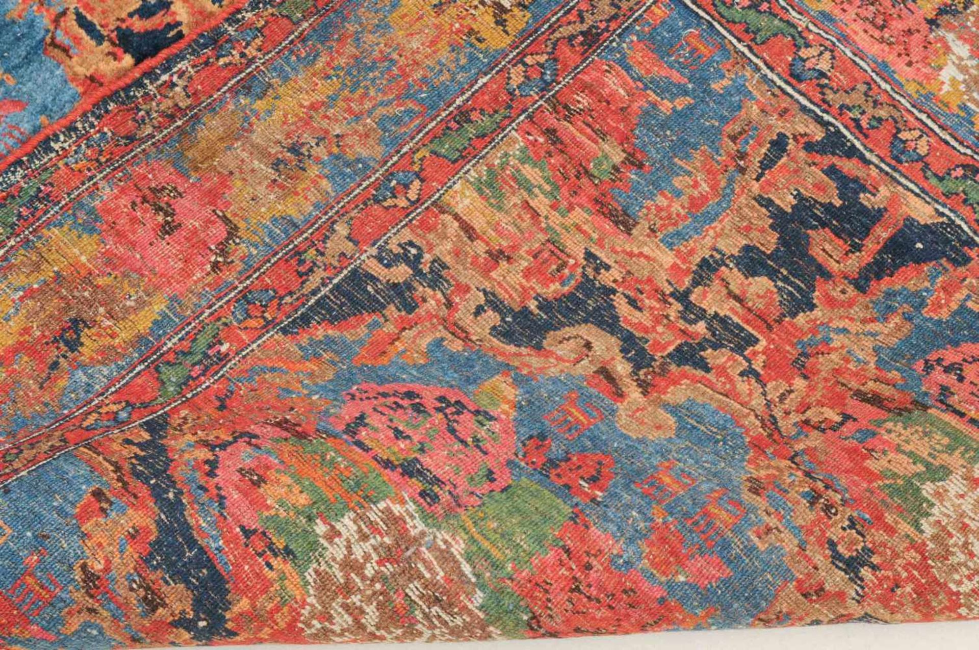 BidjarW-Persien, um 1910. Im nachtblauen Mittelfeld figurieren im französischen Stil gehaltene - Bild 9 aus 12