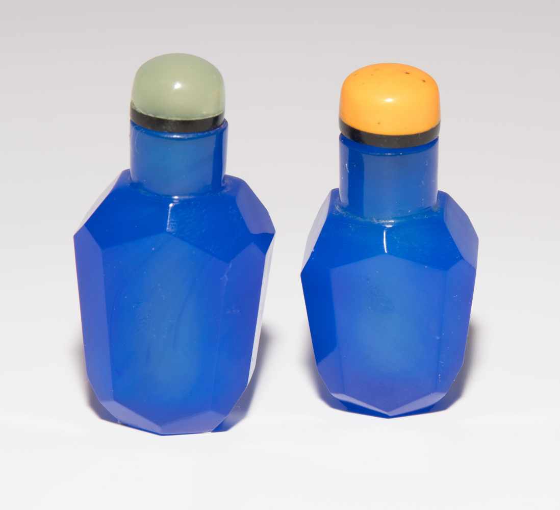 7 Glas Snuff BottlesChina. Transparentes bis halbtransparentes, dunkelblaues Glas. Facettierte Form, - Image 3 of 22