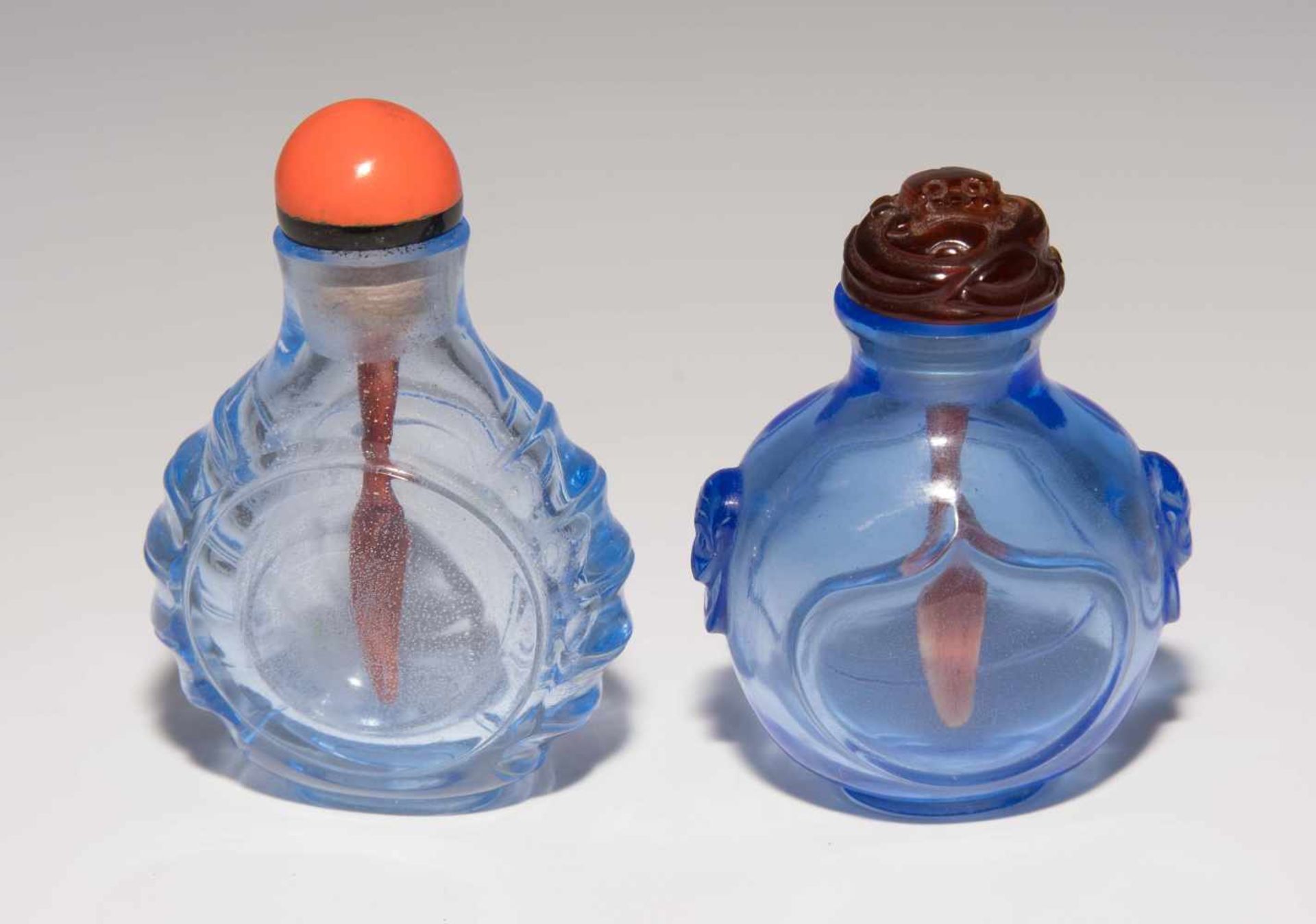 6 Glas Snuff BottlesChina. Hellblaues, transparentes Glas. Ein Doppel-Snuff Bottle, zwei mit - Bild 16 aus 22