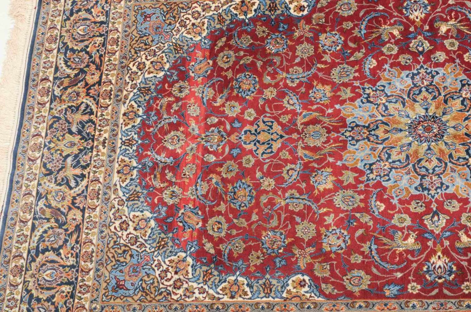 IsfahanZ-Persien, um 1960. Flormaterial Korkwolle, Kette aus Seide. Im tiefroten Feld ruht ein 8- - Image 4 of 12