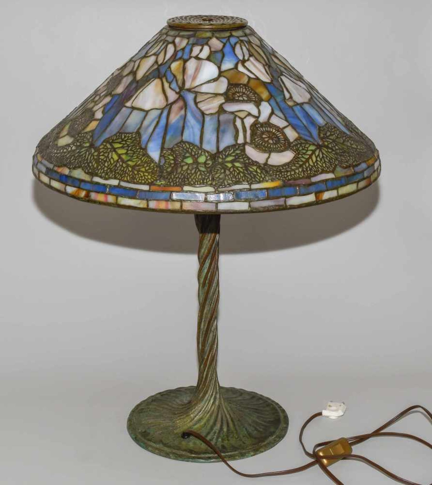 Tiffany Studios New YorkTischlampe "Poppy". Schirm aus "leaded Glass", weisser Mohn mit Blättern, - Image 20 of 24
