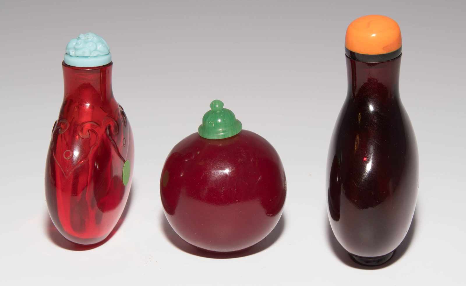 7 Snuff BottlesChina. Transparentes bis opakes Glas in verschiedenen Rottönen. H 5–10,5 cm. - Image 9 of 22