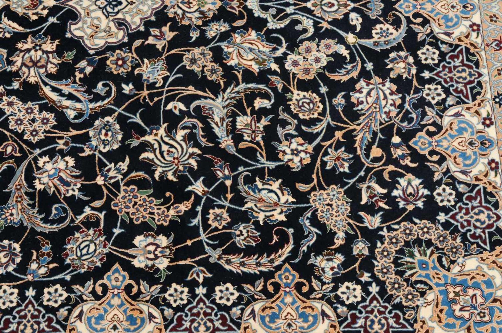 NainZ-Persien, um 1990. Sehr feine Knüpfung, Flormaterial Korkwolle (6 La). Auf nachtblauem Grund - Image 13 of 13