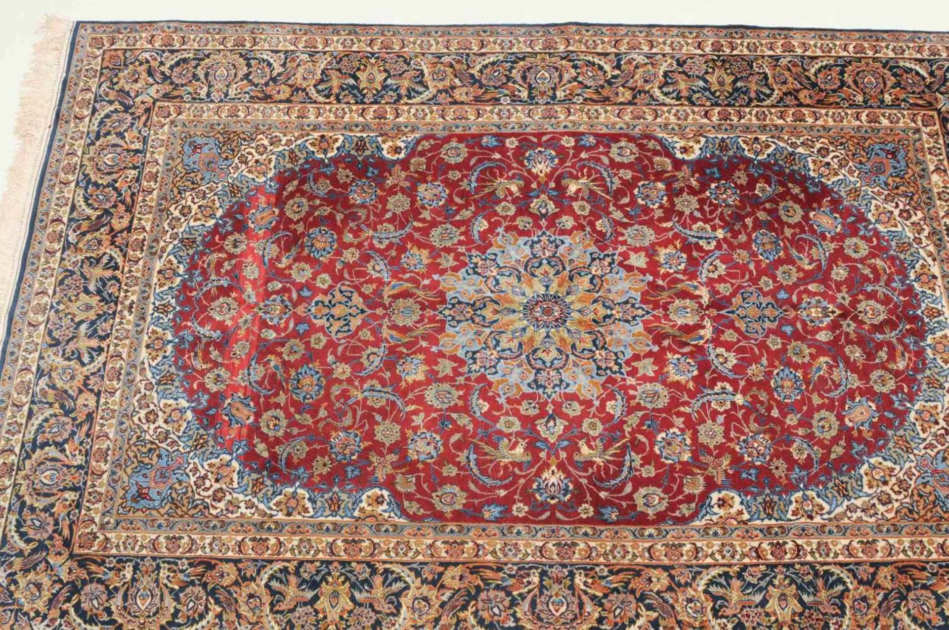 IsfahanZ-Persien, um 1960. Flormaterial Korkwolle, Kette aus Seide. Im tiefroten Feld ruht ein 8- - Image 2 of 12