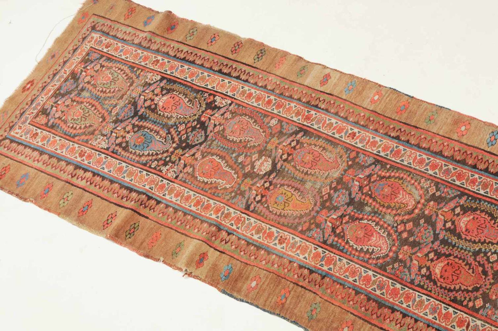 HamedanW-Persien, um 1900. Im braunen Mittelfeld sind 2 vertikale Reihen mit roten floralen Boteh- - Image 6 of 11