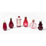 6 Snuff BottlesChina. Transparentes, farbloses Glas mit rotem Überfang und transparentes Glas in