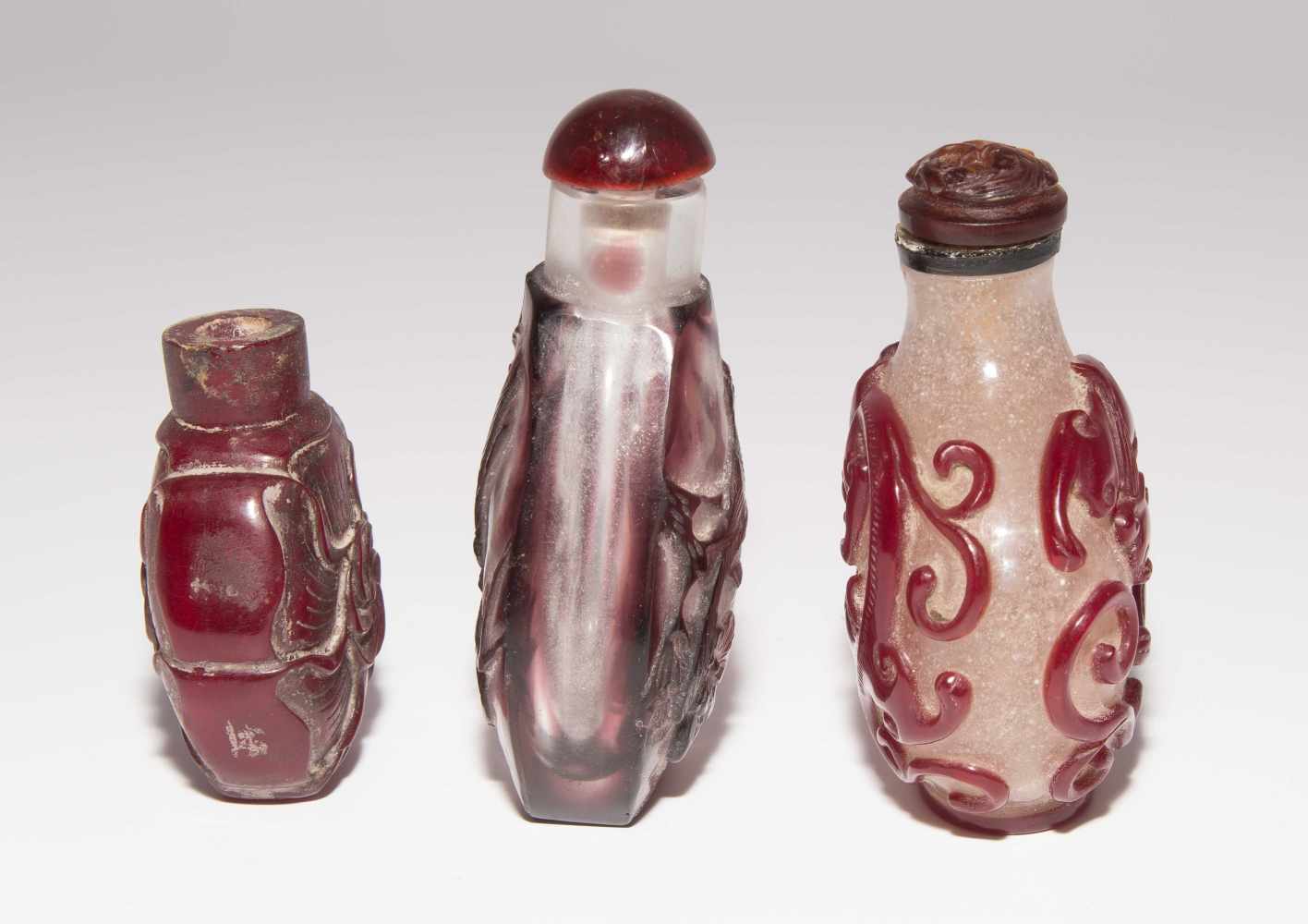 6 Überfangglas Snuff BottlesChina. Farbloses, transparentes Glas mit rot- bis auberginefarbenem - Image 11 of 16