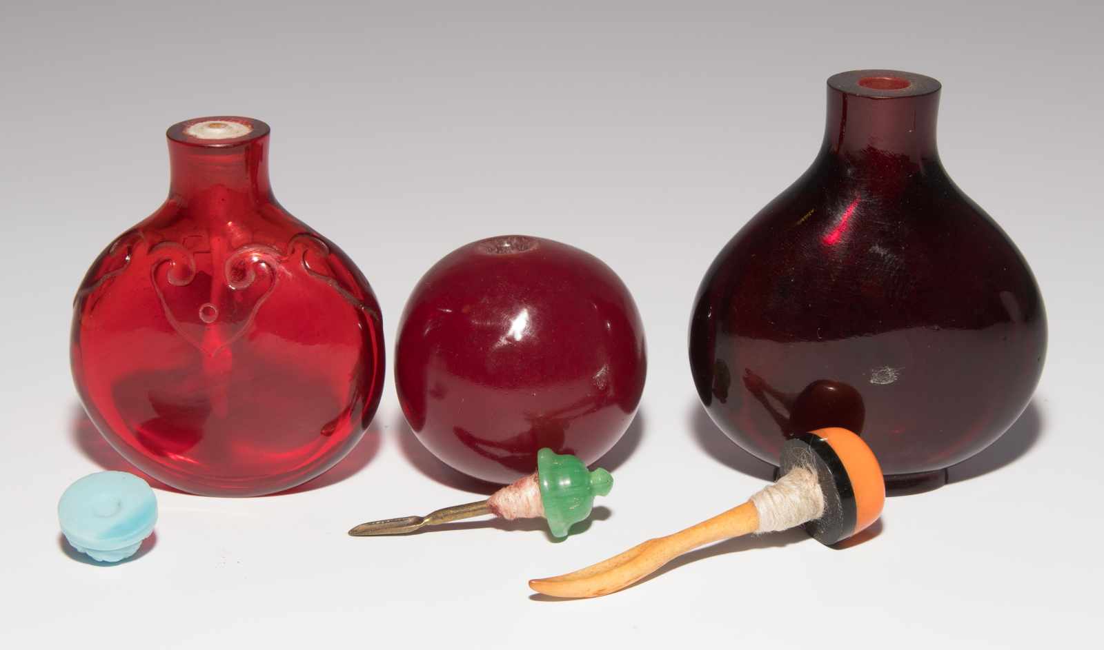 7 Snuff BottlesChina. Transparentes bis opakes Glas in verschiedenen Rottönen. H 5–10,5 cm. - Image 15 of 22