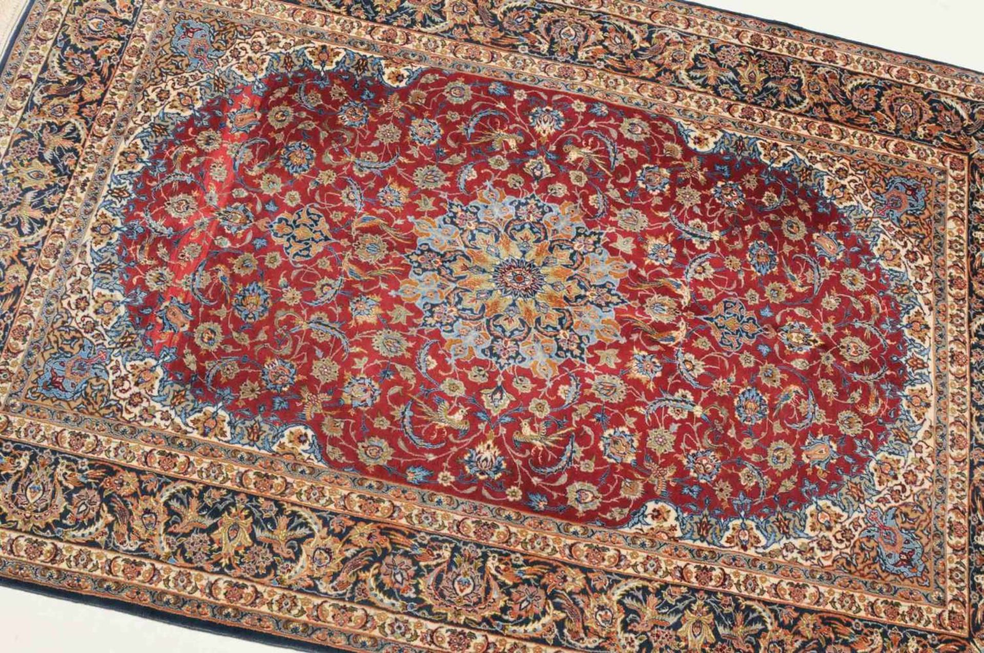 IsfahanZ-Persien, um 1960. Flormaterial Korkwolle, Kette aus Seide. Im tiefroten Feld ruht ein 8- - Image 5 of 12
