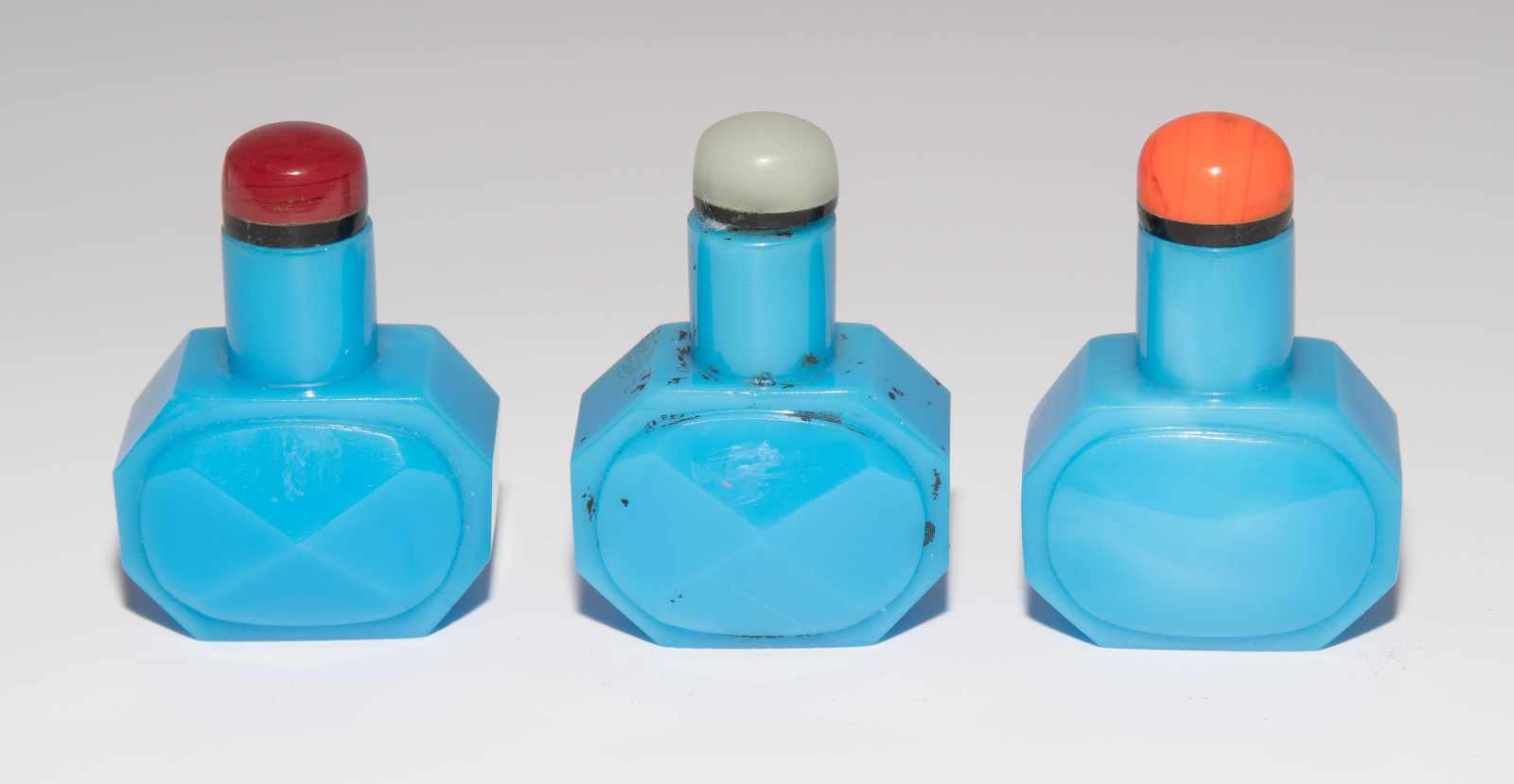 6 kleine Glas Snuff BottlesChina. Fünf Snuff Bottles aus opakem, blauem Glas und ein Snuff Bottle - Image 11 of 16