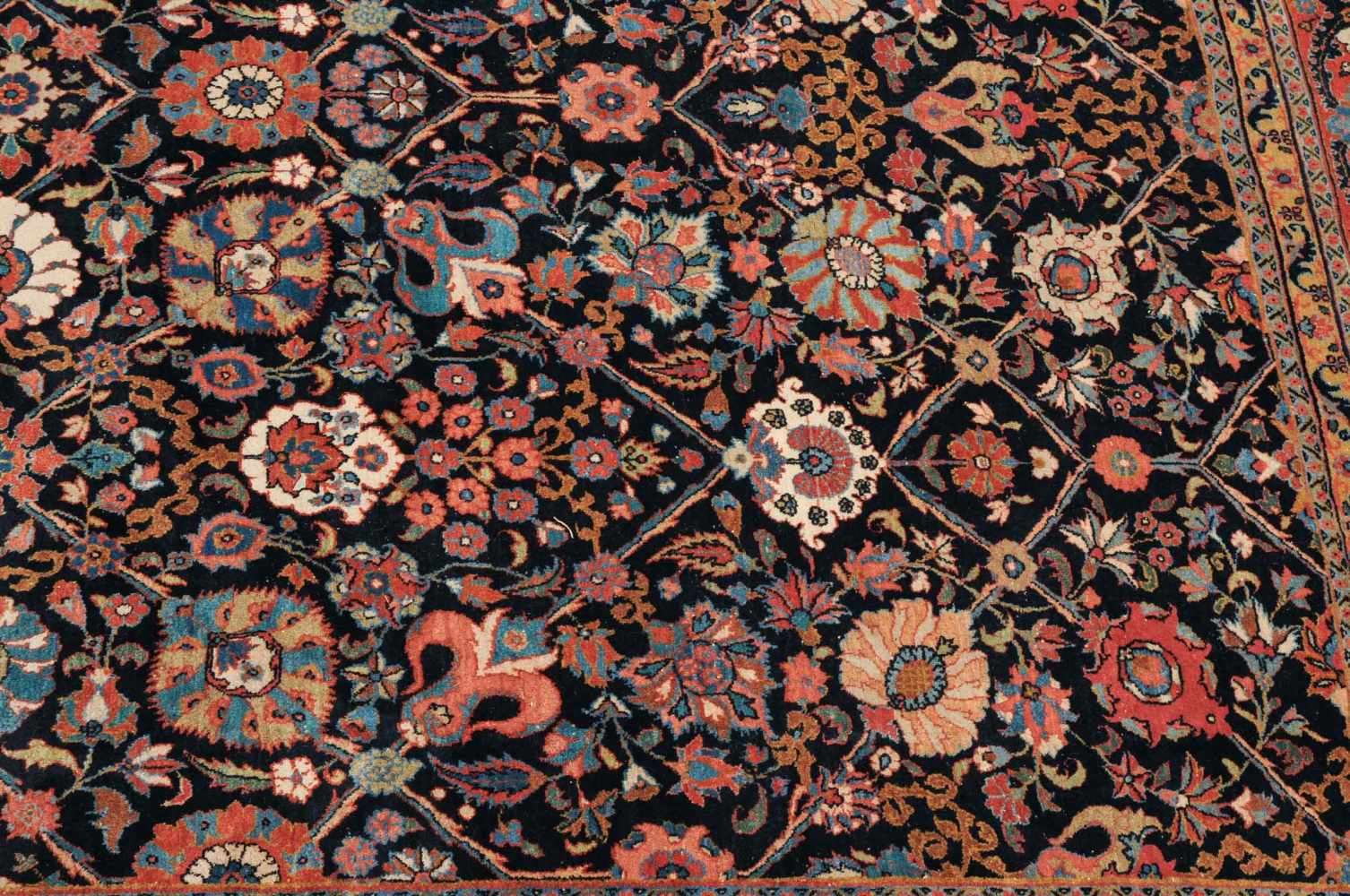 TäbrisNW-Persien, um 1910. Dichtes florales Werk. Wirkungsvolles nachtblaues, durchgehend mit - Image 19 of 20