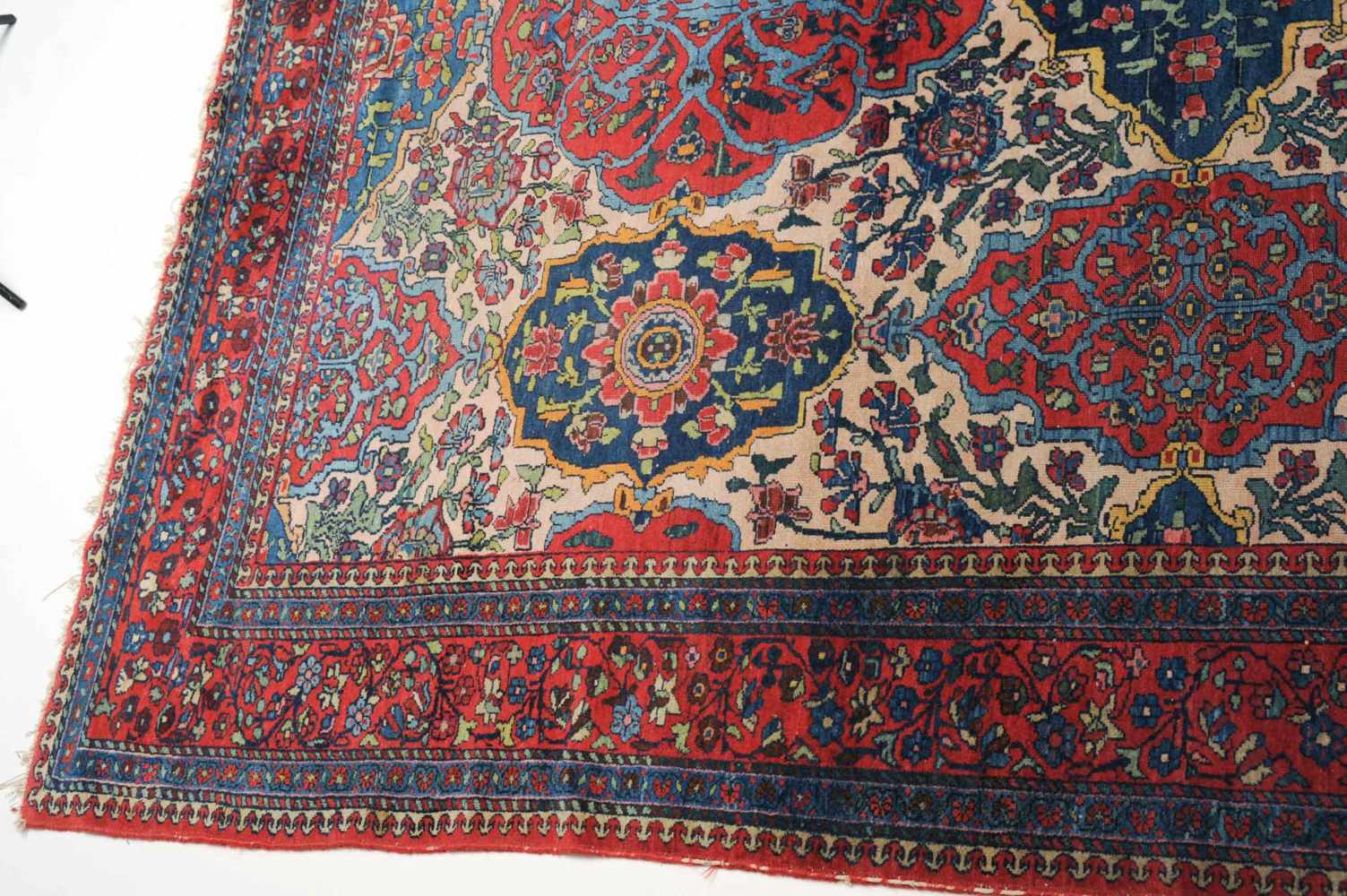 BakhtiarS-Persien, um 1910. Im elfenbeinfarbenen Mittelfeld sind dekorative Kartuschen in Blau und - Image 7 of 11