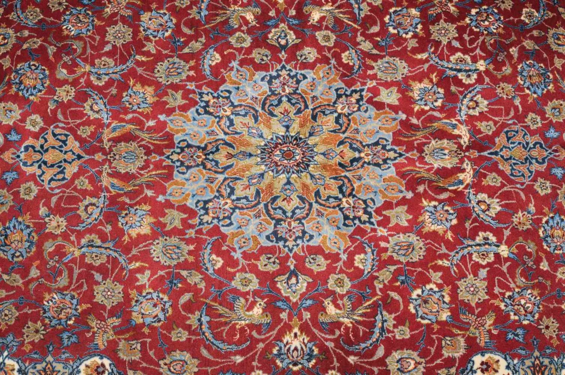 IsfahanZ-Persien, um 1960. Flormaterial Korkwolle, Kette aus Seide. Im tiefroten Feld ruht ein 8- - Image 7 of 12