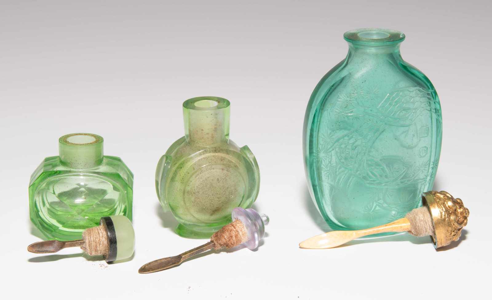 9 Glas Snuff BottlesChina. Transparentes Glas in verschiedenen Grüntönen, ein Snuff Bottle aus - Image 15 of 22