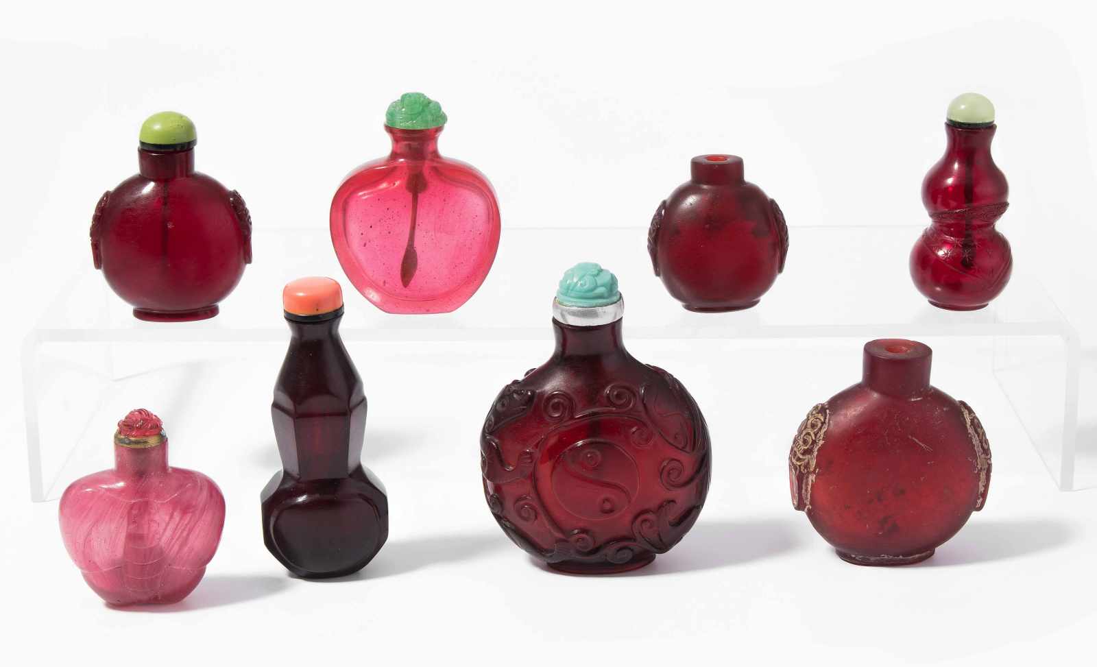 8 Snuff BottlesChina. Transparentes und halbtransparentes Glas in verschiedenen Rottönen. H 4,5–8,