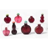 8 Snuff BottlesChina. Transparentes und halbtransparentes Glas in verschiedenen Rottönen. H 4,5–8,