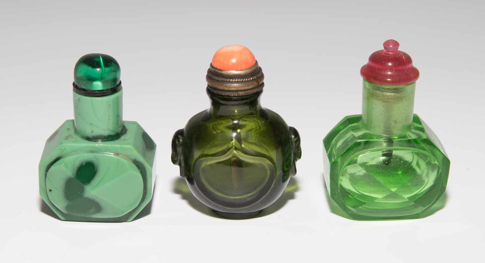 8 Snuff BottlesChina. Drei kleine Snuff Bottles aus transparentem Glas in verschiedenen Grüntonen; - Image 2 of 22