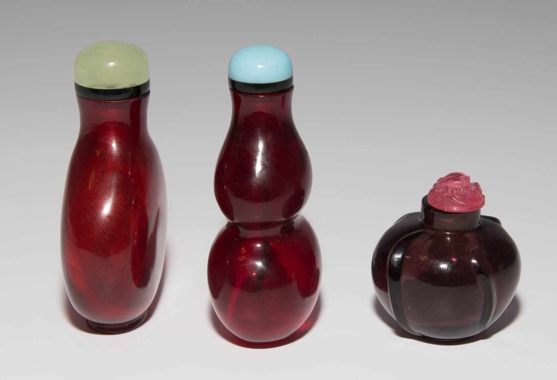 6 Glas Snuff BottlesChina. Rotes bis auberginenfarbenes, transparentes Glas. Verschiedene Formen. - Image 4 of 15
