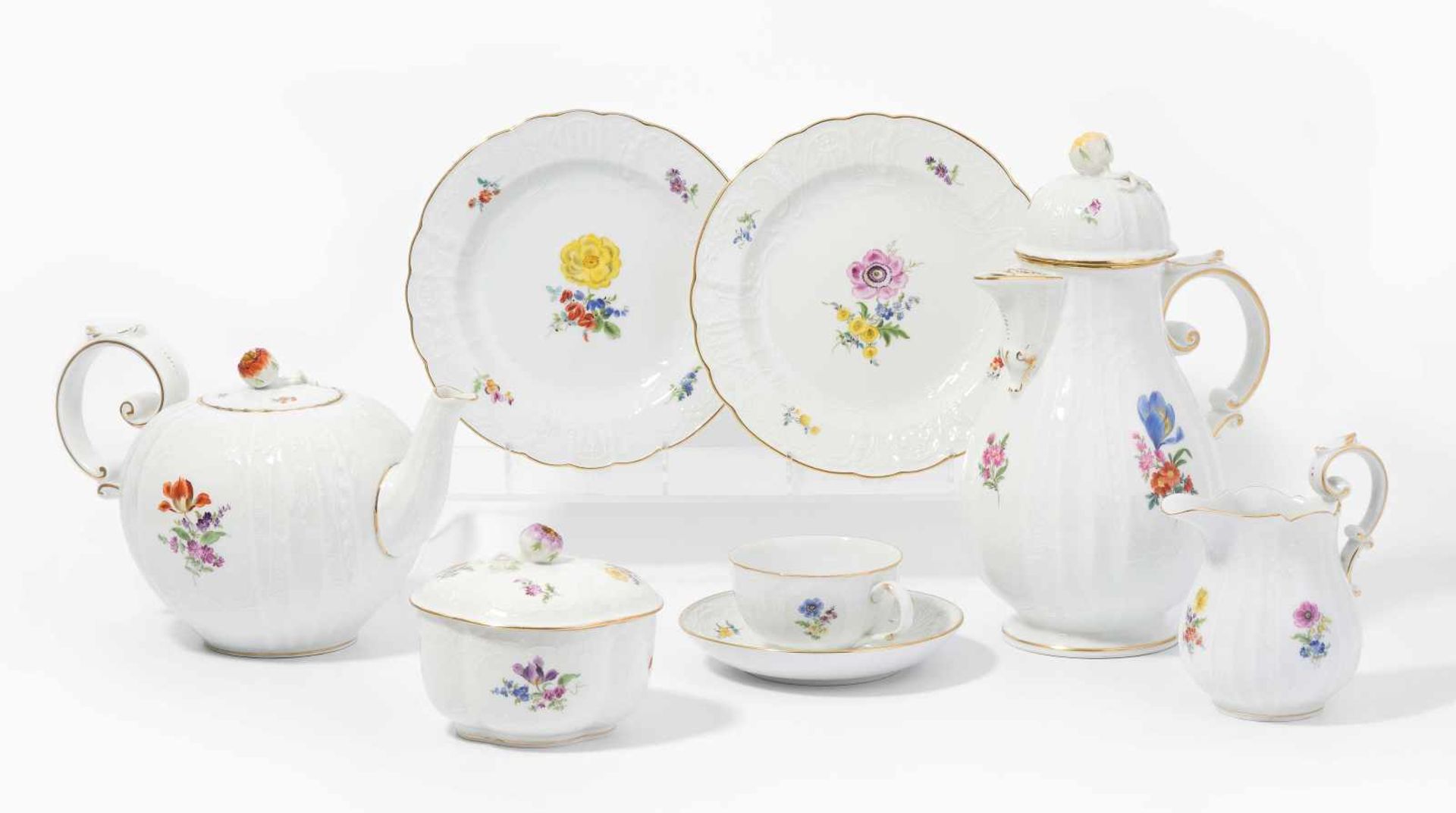 Kaffee/Teeservice, Meissen20.Jh. Porzellan, Neu Dulong-Reliefdekor, farbige Blumenmalerei.