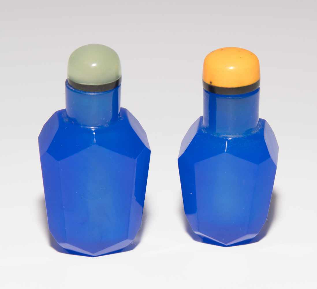 7 Glas Snuff BottlesChina. Transparentes bis halbtransparentes, dunkelblaues Glas. Facettierte Form, - Image 21 of 22