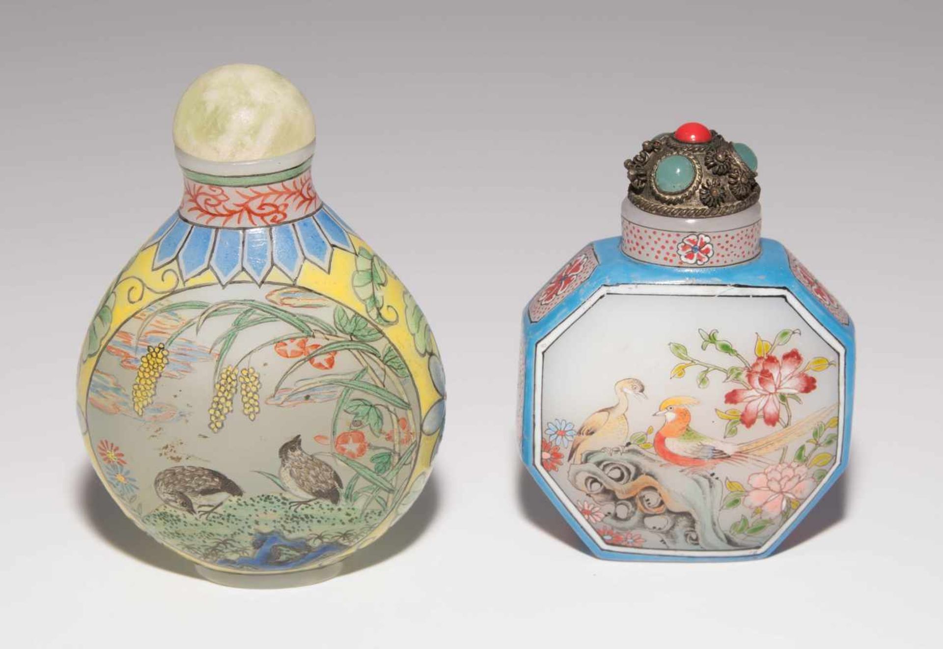 2 Glas Snuff BottlesChina. Milchglas, polychrom bemalt mit Blumen-/Vogeldekor Je mit Qianlong-Marke. - Image 2 of 8