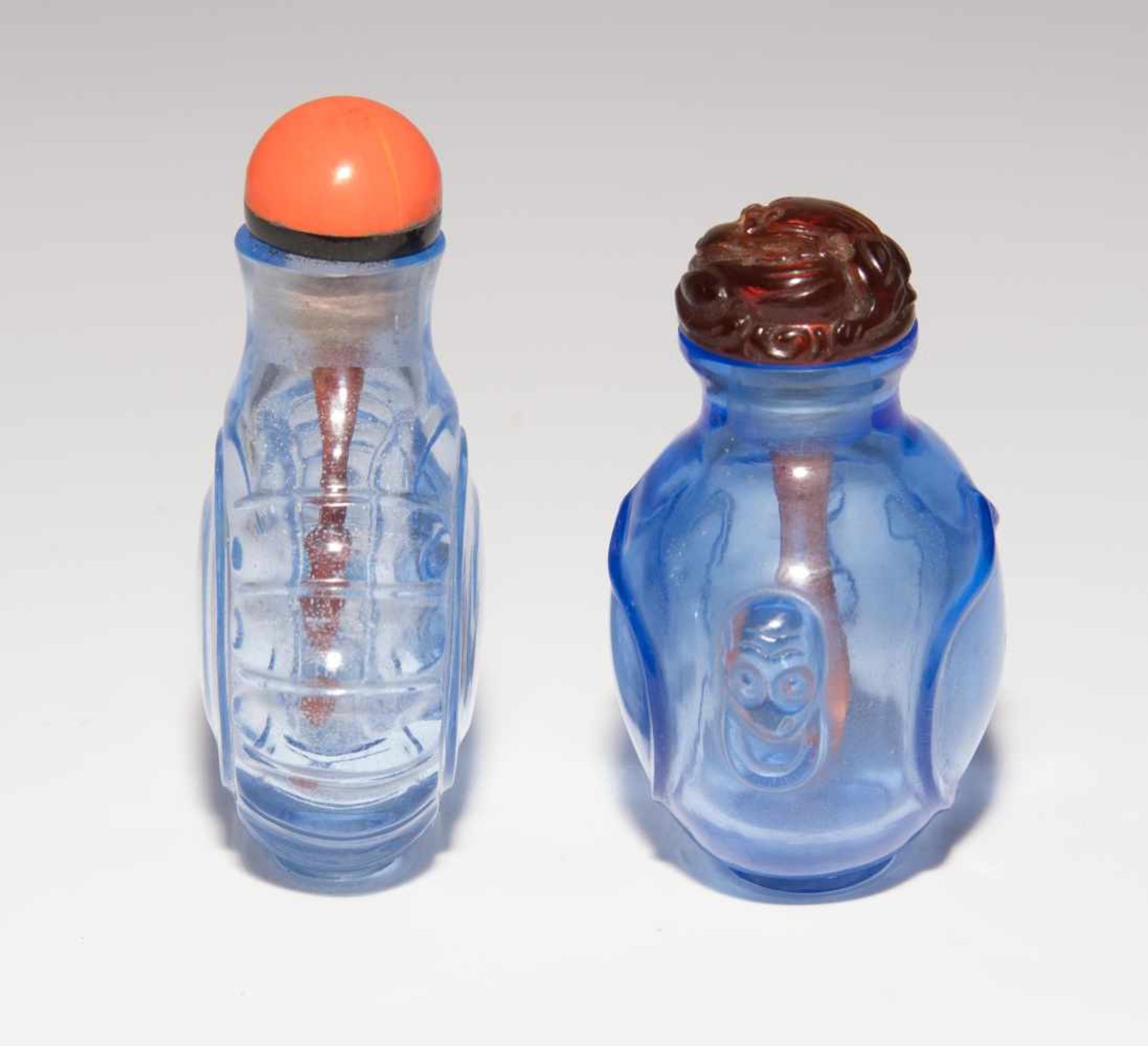 6 Glas Snuff BottlesChina. Hellblaues, transparentes Glas. Ein Doppel-Snuff Bottle, zwei mit - Bild 17 aus 22