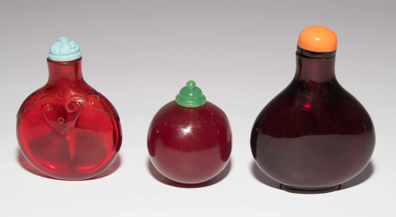 7 Snuff BottlesChina. Transparentes bis opakes Glas in verschiedenen Rottönen. H 5–10,5 cm. - Image 8 of 22