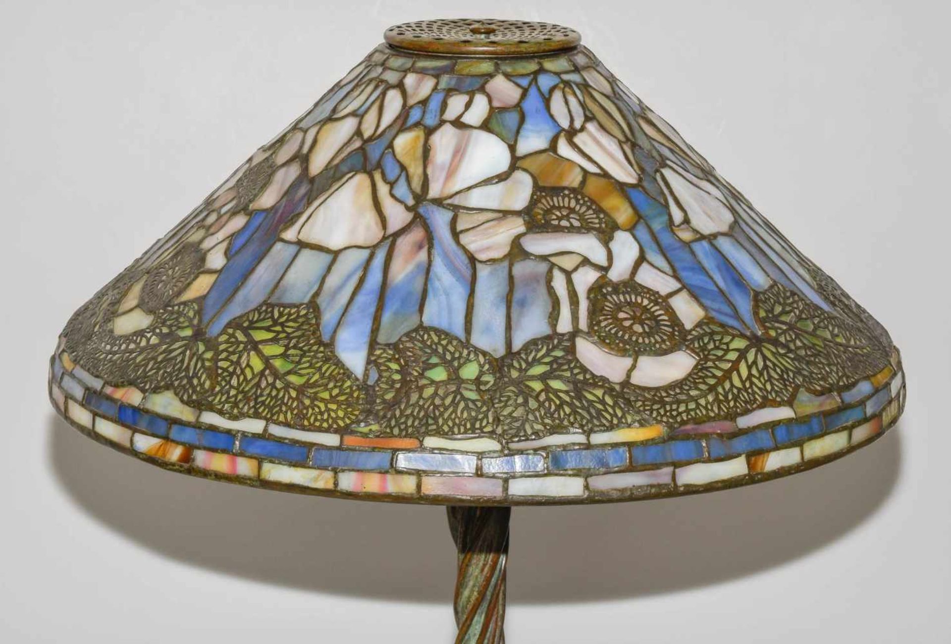 Tiffany Studios New YorkTischlampe "Poppy". Schirm aus "leaded Glass", weisser Mohn mit Blättern, - Image 21 of 24