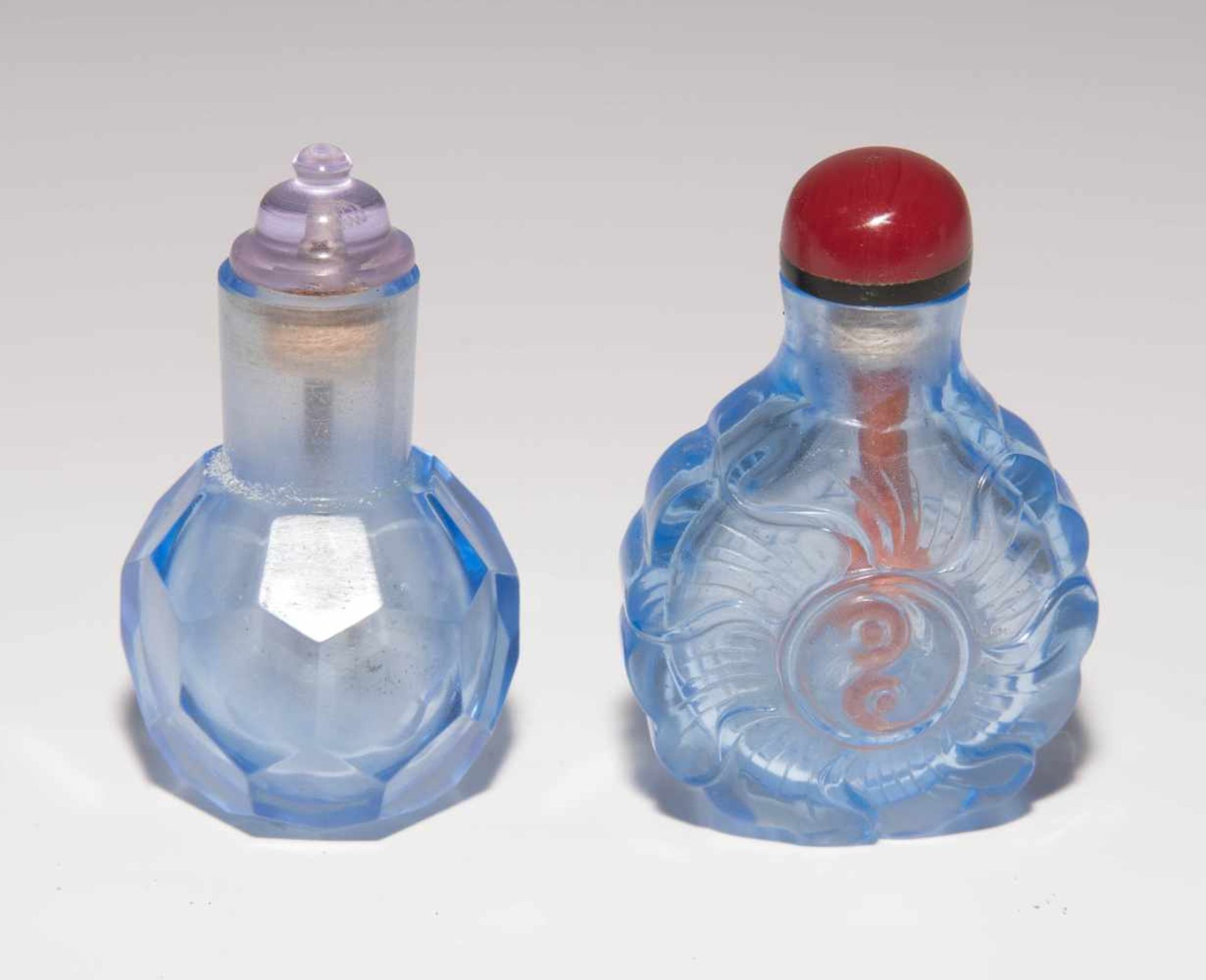 6 Glas Snuff BottlesChina. Hellblaues, transparentes Glas. Ein Doppel-Snuff Bottle, zwei mit - Bild 10 aus 22