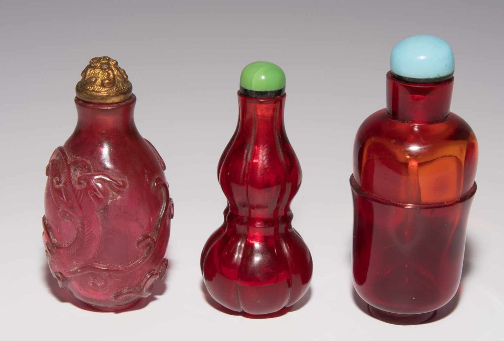 6 Glas Snuff BottlesChina. Rotes bis auberginenfarbenes, transparentes Glas. Verschiedene Formen. - Image 8 of 15