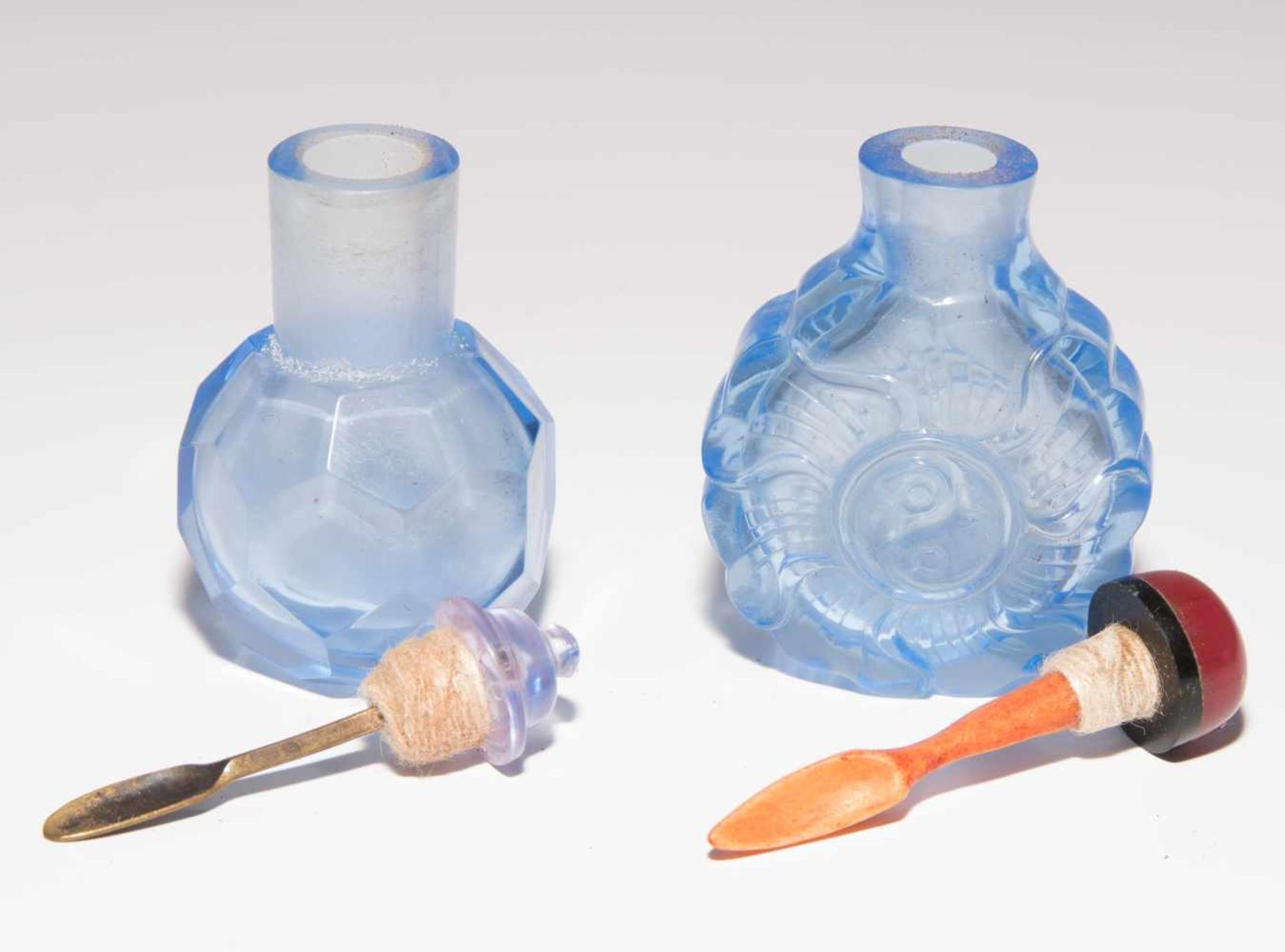 6 Glas Snuff BottlesChina. Hellblaues, transparentes Glas. Ein Doppel-Snuff Bottle, zwei mit - Bild 15 aus 22