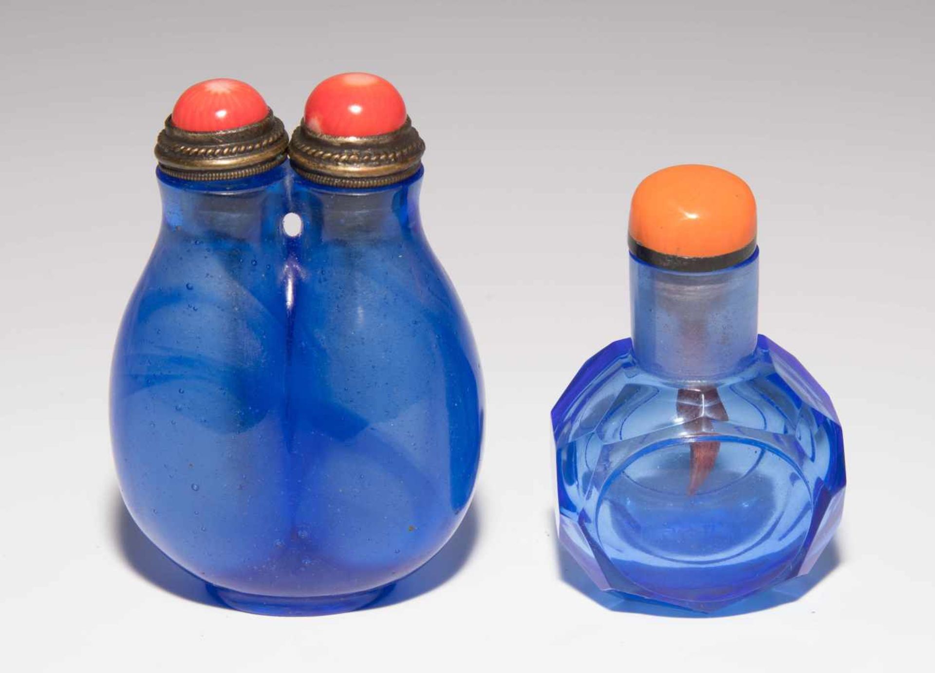 6 Glas Snuff BottlesChina. Hellblaues, transparentes Glas. Ein Doppel-Snuff Bottle, zwei mit - Bild 21 aus 22