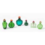 6 Glas Snuff BottlesChina. Transparentes bis opakes Glas in verschiedenen Grüntönen. H 4–7 cm.
