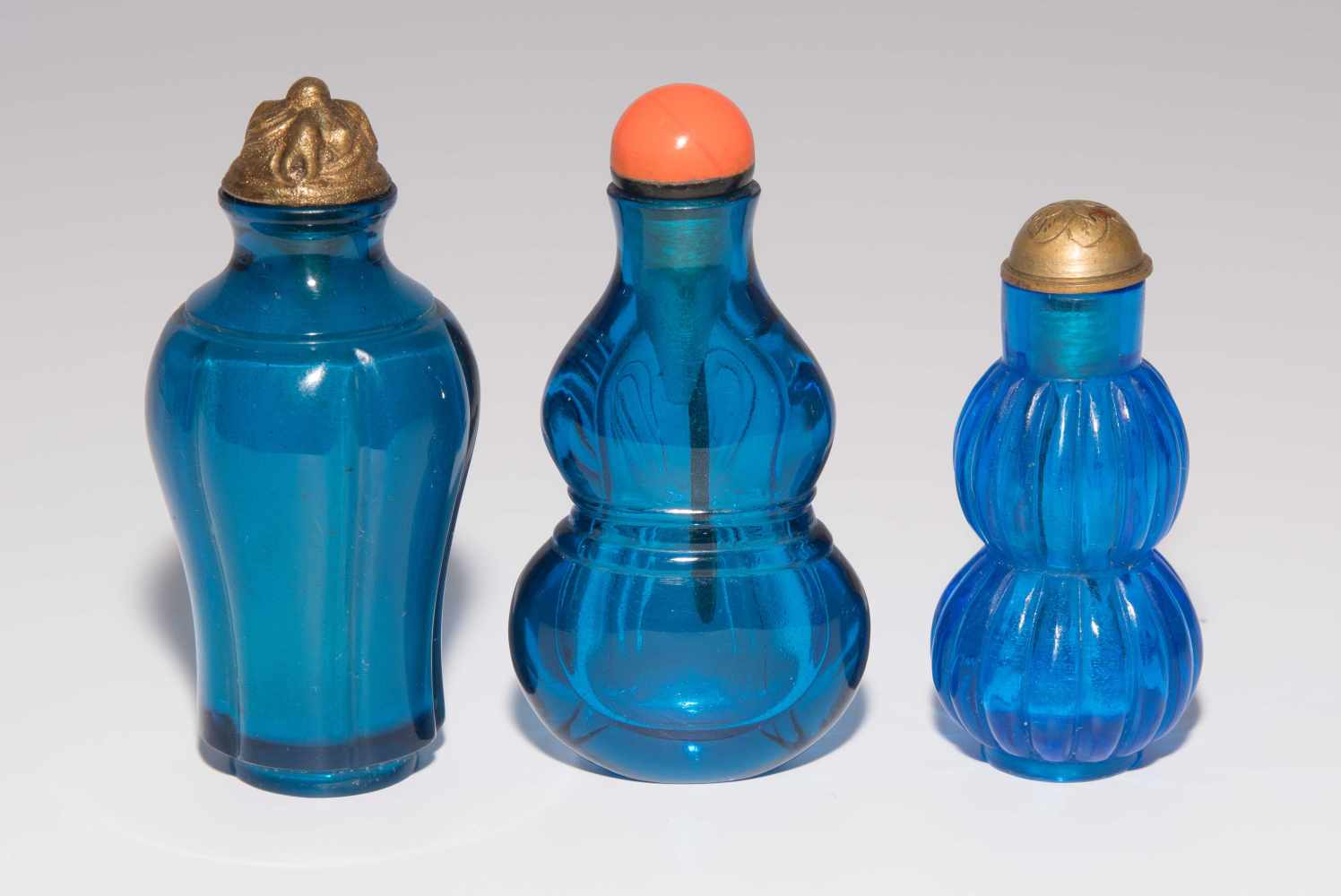 6 Glas Snuff BottlesChina. Transparentes Glas in verschiedenen Blautönen. Ein Snuff Bottle mit - Image 9 of 15