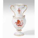 Doppelhenkelvase, Meissen20. Jh. Porzellan, Ming-Drache in roter Malerei, Goldstaffierung.