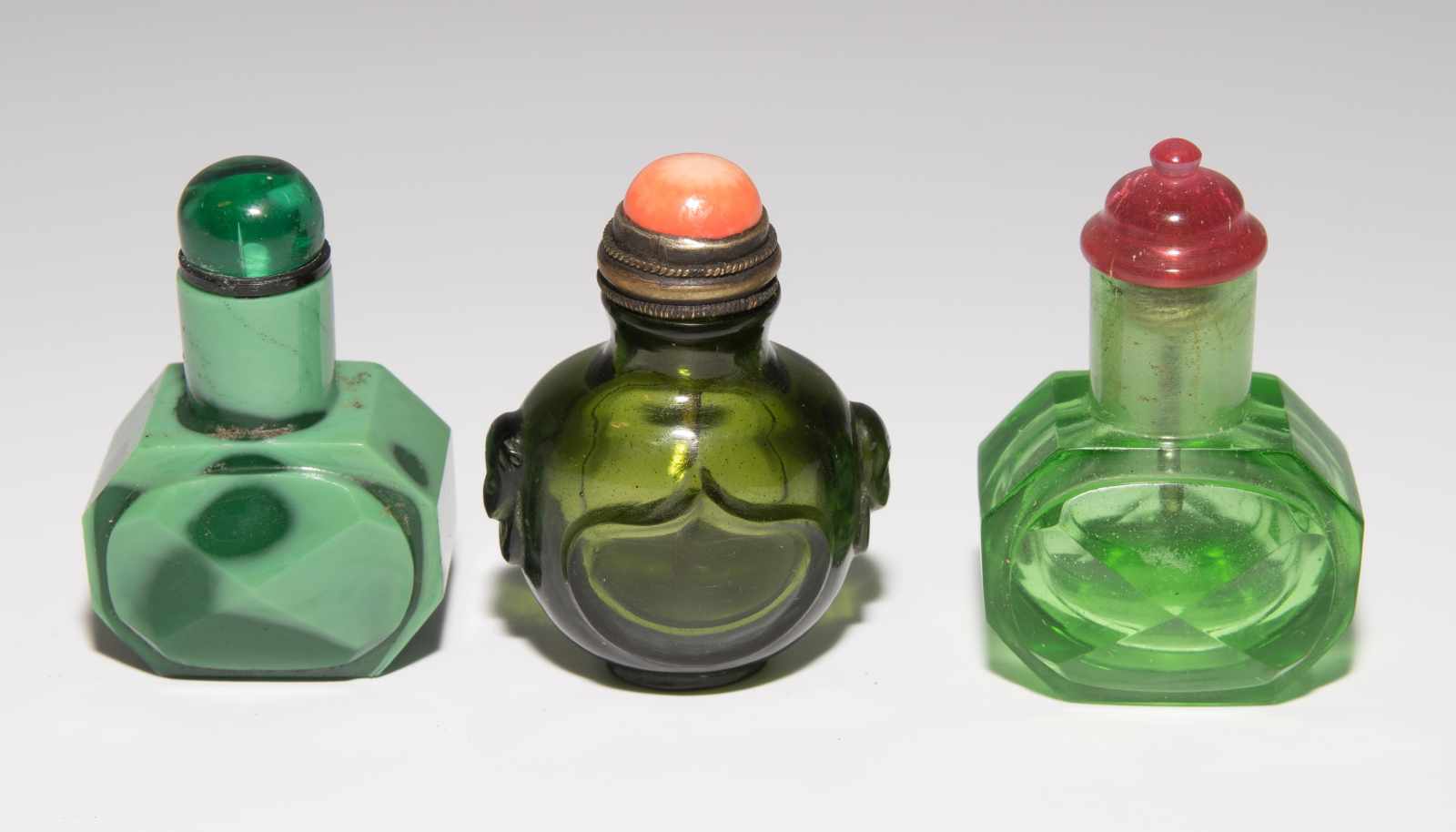 8 Snuff BottlesChina. Drei kleine Snuff Bottles aus transparentem Glas in verschiedenen Grüntonen; - Image 16 of 22