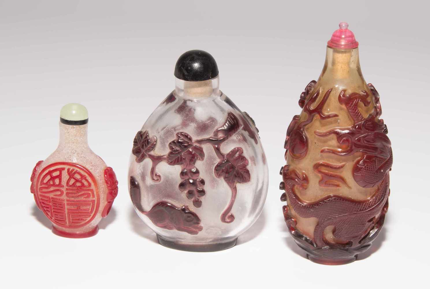 6 Überfangglas Snuff BottlesChina. Farbloses, transparentes Glas mit rot- bis auberginefarbenem - Image 3 of 16
