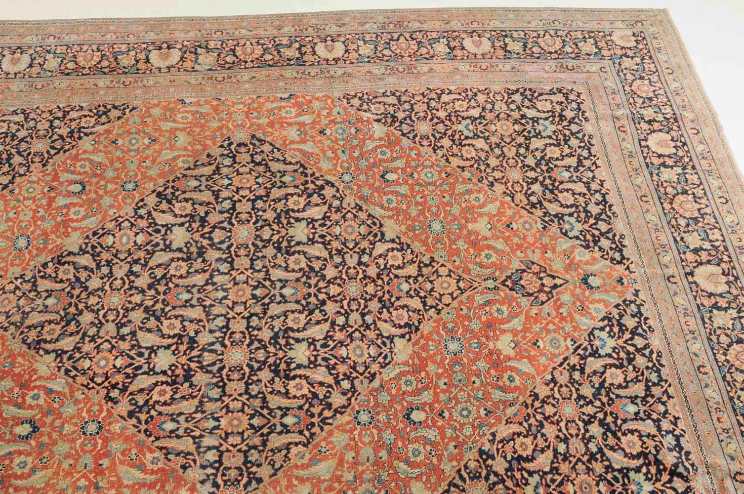 TäbrisNW-Persien, um 1910. Im terrakottafarbenen Mittelfeld liegt ein getrepptes Rautenmedaillon mit - Image 2 of 17