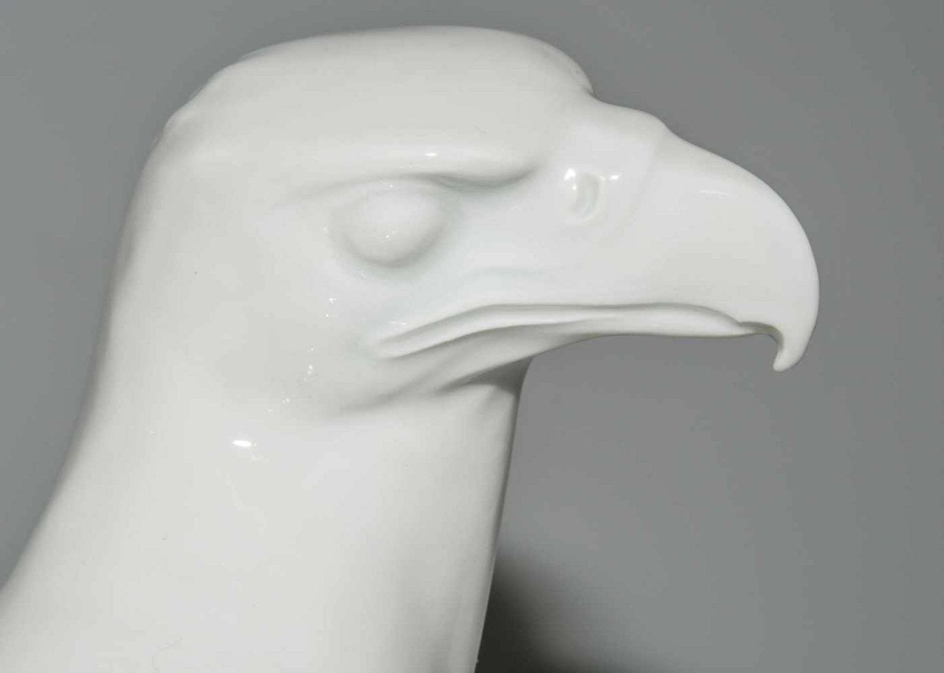 Tierfigur, MeissenAdler. Entwurf: Max Esser 1931, Ausführung um 1934–1945. Porzellan, weiss. - Bild 17 aus 20