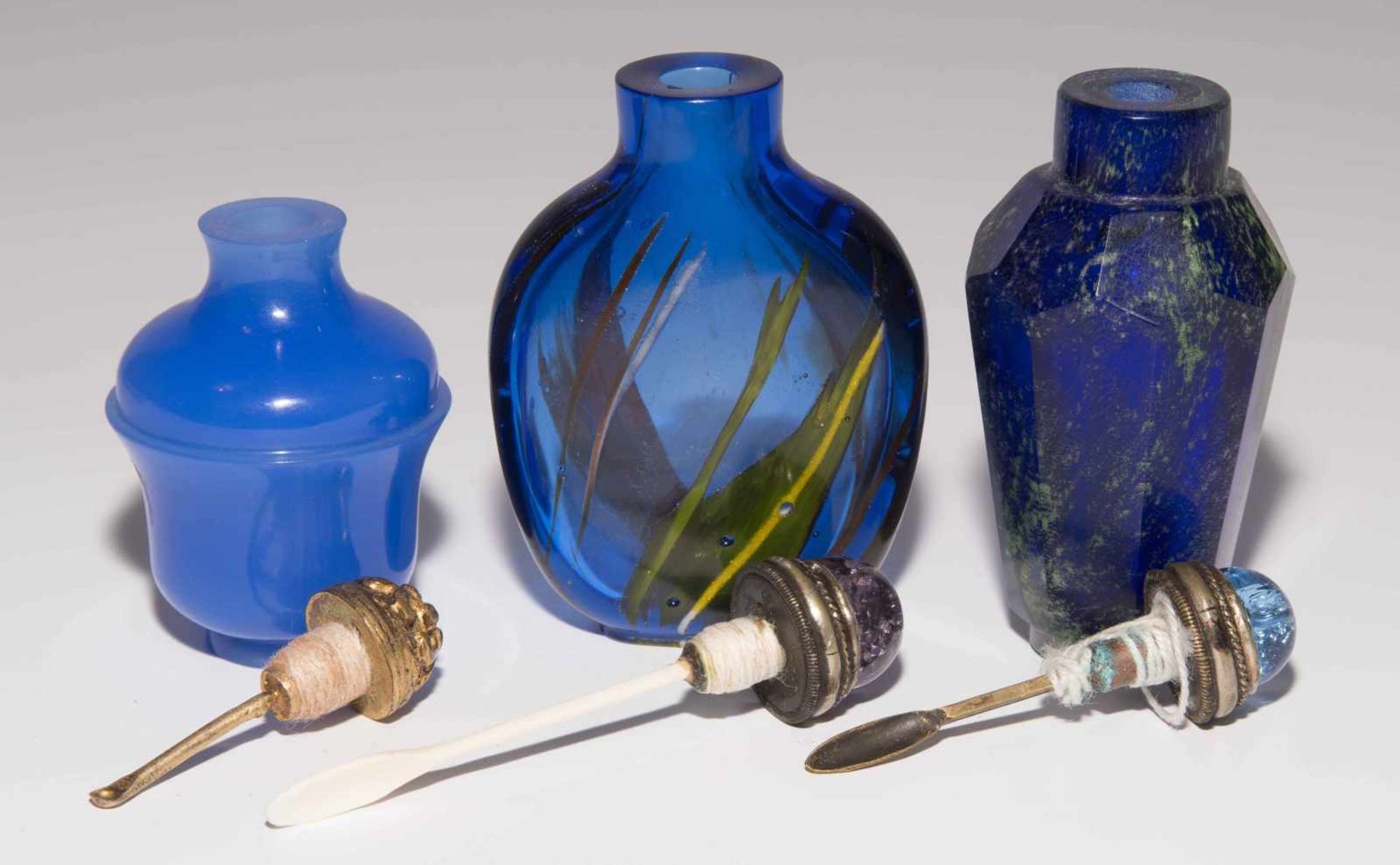 6 Glas Snuff BottlesChina. Opakes und transparentes Glas in verschiedenen Blautönen tlw. bunt - Image 13 of 15