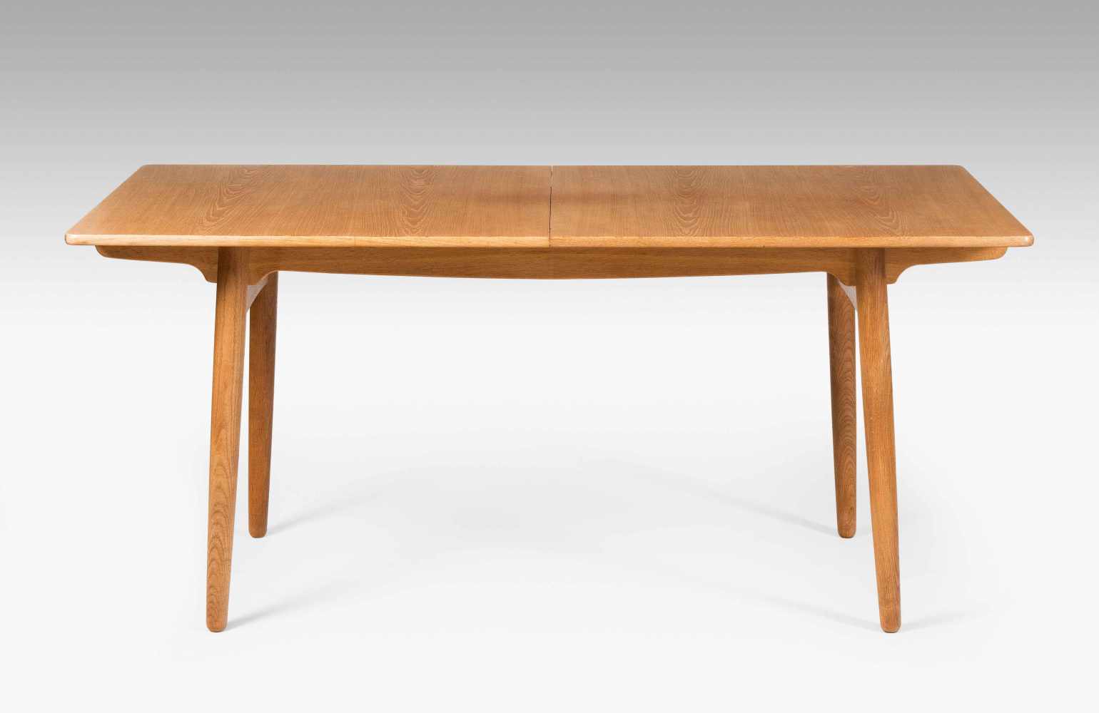 Hans J. WegnerEsstisch "AT-310". Entwurf: 1950er Jahre. Hersteller: Andreas Tuck, Dänemark.