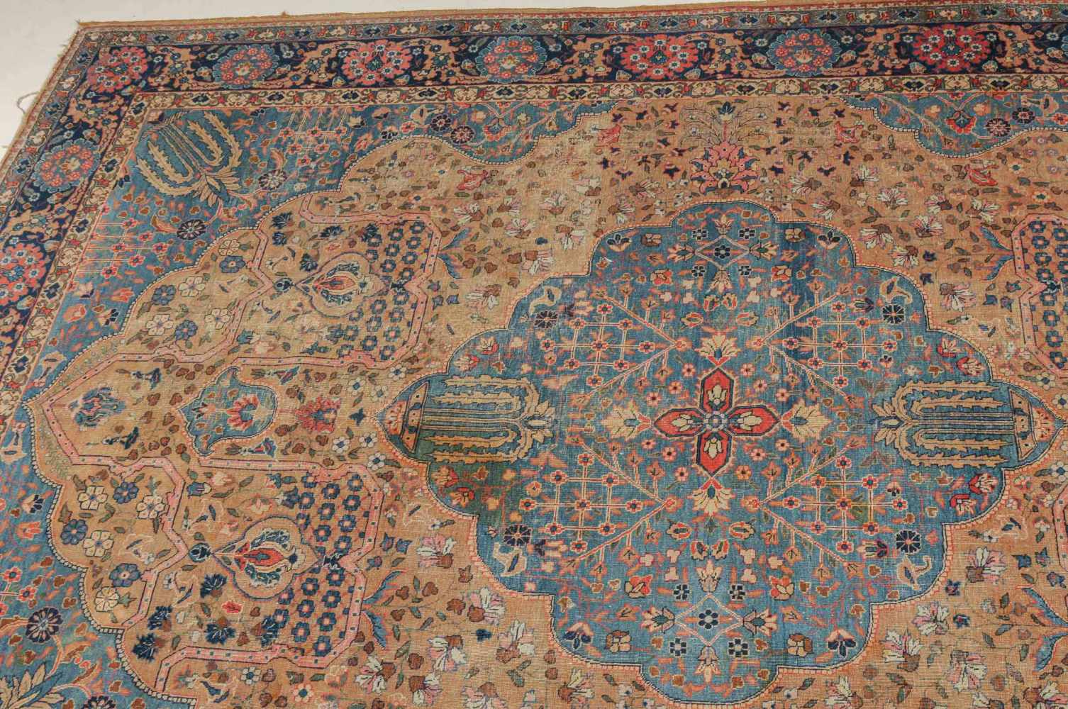 TäbrisNW-Persien, um 1910. Sehr elegantes Dekor. Im gelben Mittelfeld ruht ein hellblaues welliges - Image 8 of 14
