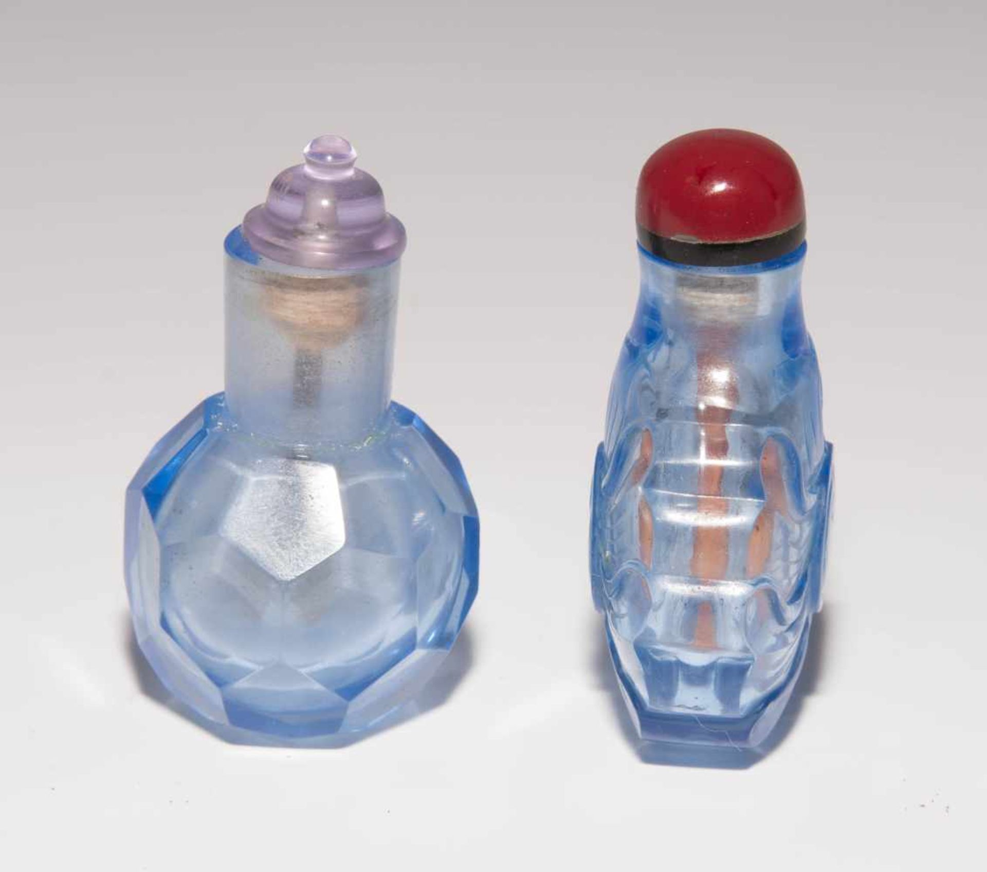 6 Glas Snuff BottlesChina. Hellblaues, transparentes Glas. Ein Doppel-Snuff Bottle, zwei mit - Bild 11 aus 22