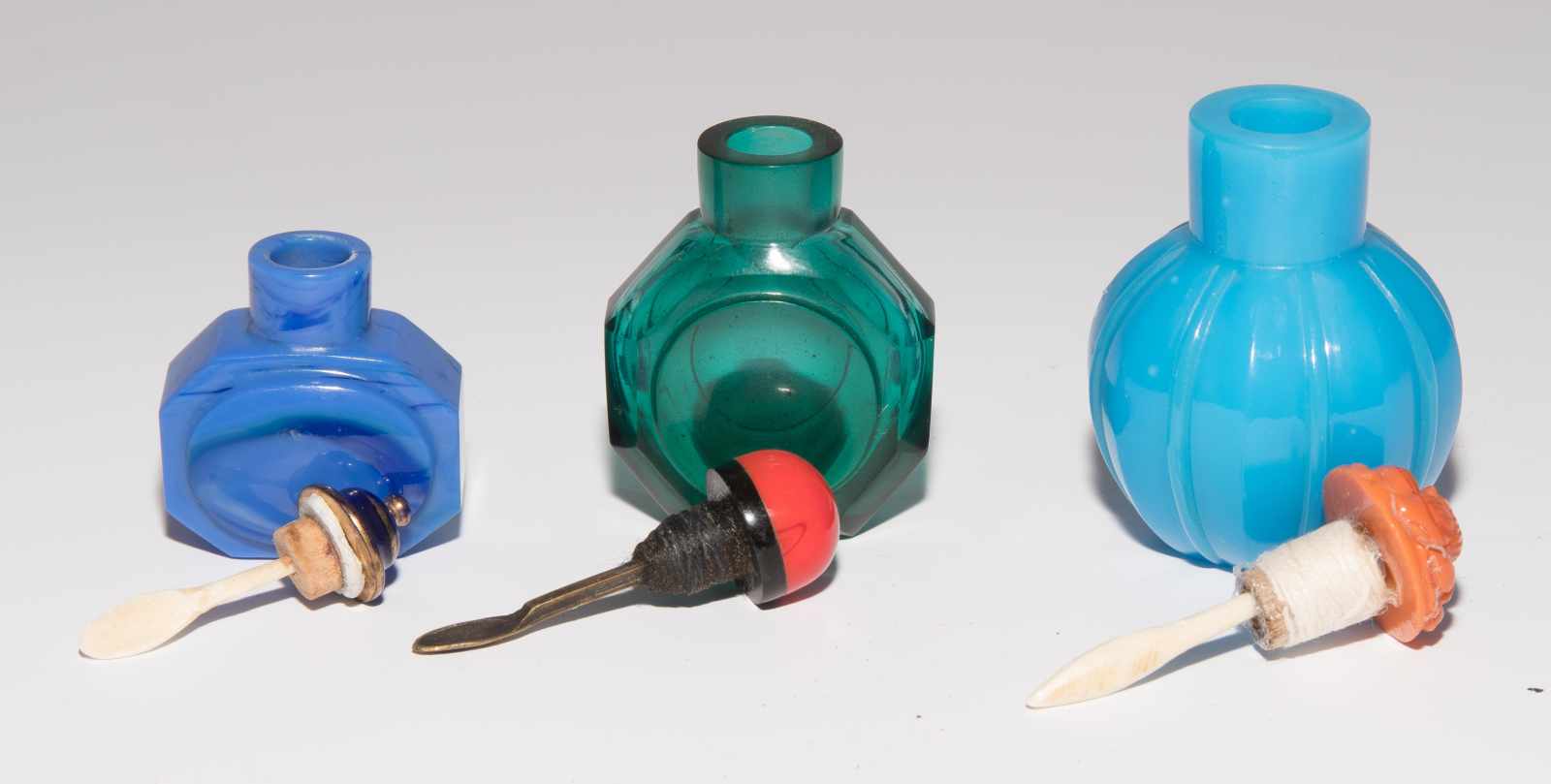 6 kleine Glas Snuff BottlesChina. Fünf Snuff Bottles aus opakem, blauem Glas und ein Snuff Bottle - Image 8 of 16