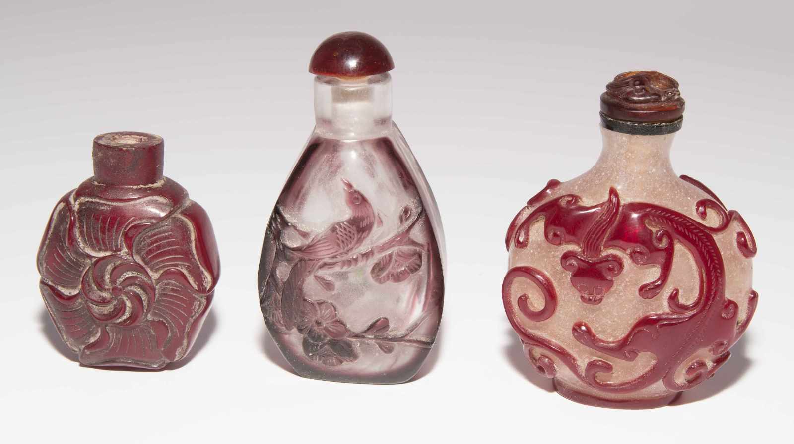 6 Überfangglas Snuff BottlesChina. Farbloses, transparentes Glas mit rot- bis auberginefarbenem - Image 2 of 16