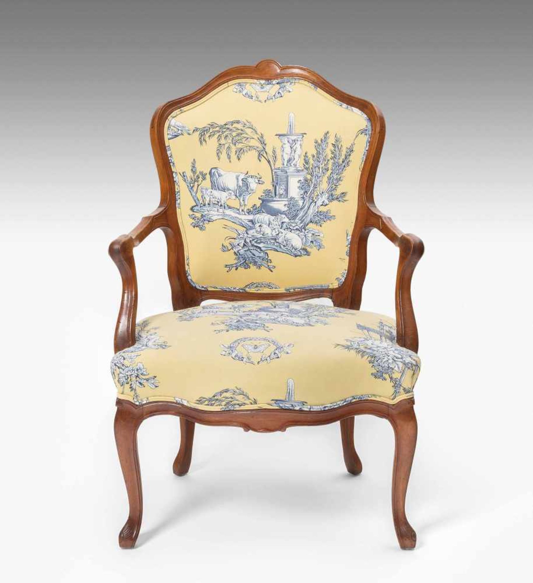 FauteuilBarock, Bern ca. 1750. Umkreis Mathäus Funk. Nussbaum. Halbrundes Gestell auf