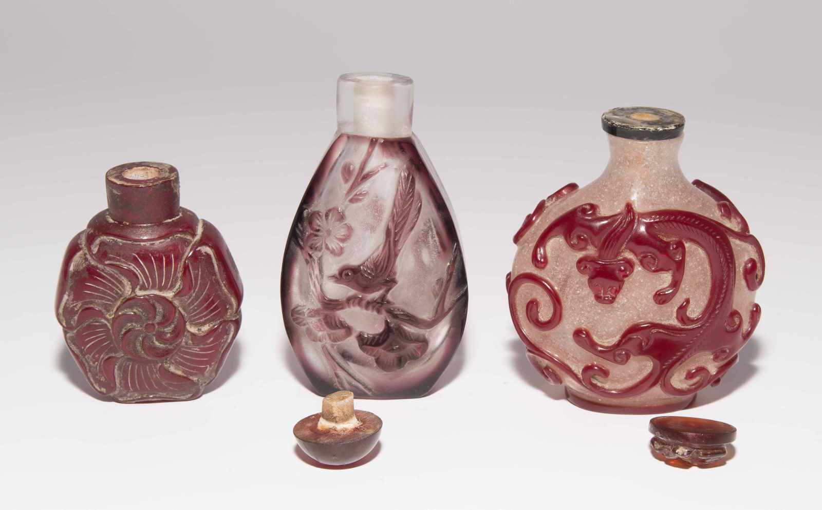 6 Überfangglas Snuff BottlesChina. Farbloses, transparentes Glas mit rot- bis auberginefarbenem - Image 14 of 16