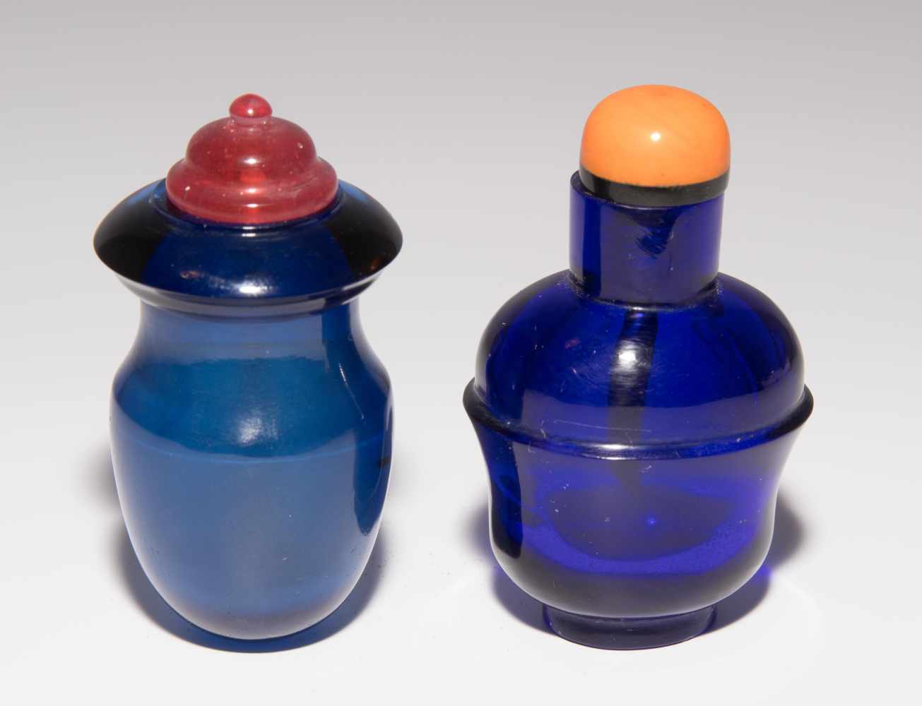 7 Glas Snuff BottlesChina. Transparentes bis halbtransparentes, dunkelblaues Glas. Facettierte Form, - Image 10 of 22