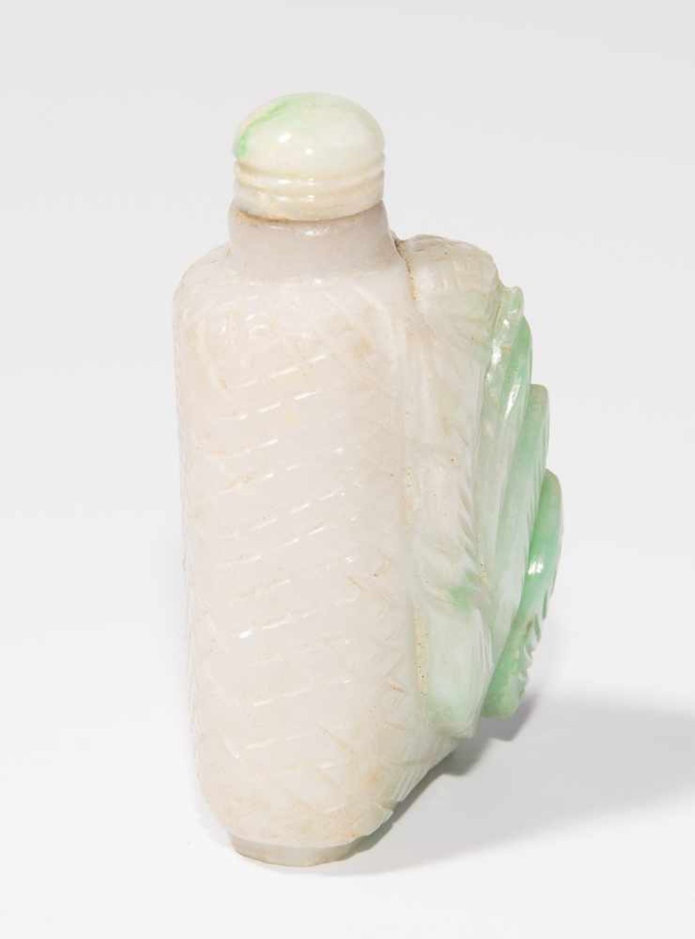 Jade Snuff BottleChina. Weisse Jade mit apfelgrünen Zonen. Körper geritzt mit Gittermuster, Front - Image 5 of 8